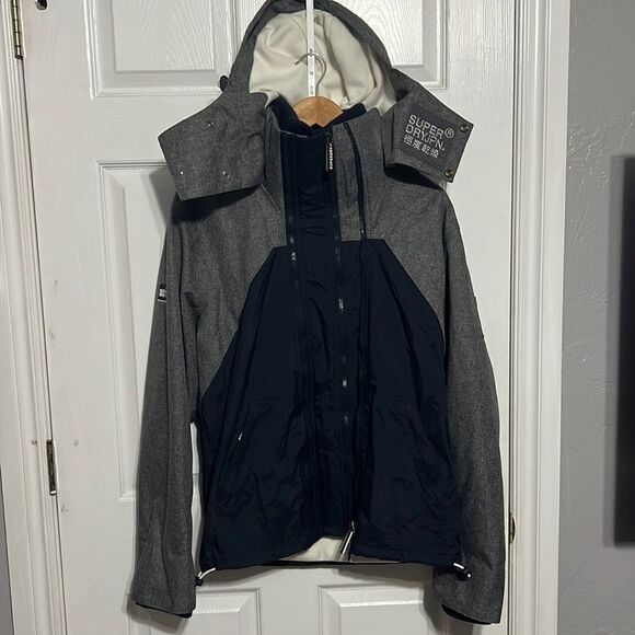 🔥🔥 SUPERDRY ORIGINAL WIND-HYBRID JACKET - Super High End Thick Lined - PERFECT - Picture 1 of 15